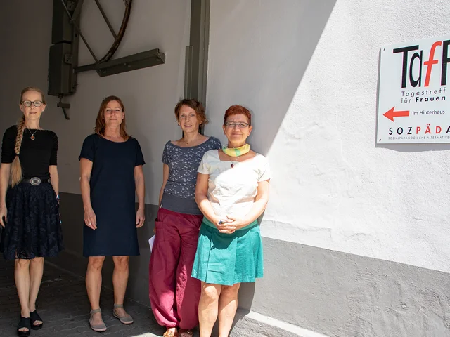 Prof. Dr. Dr. h. c. Claudia Wiepcke (l.) mit Sozialarbeiterinnen und Sozialplanerin Regina Heibrock (2.v.l.) im Tagestreff für Frauen. Foto: David Manherz / Pädagogische Hochschule Karlsruhe