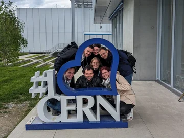 Gruppenbild vor dem CERN