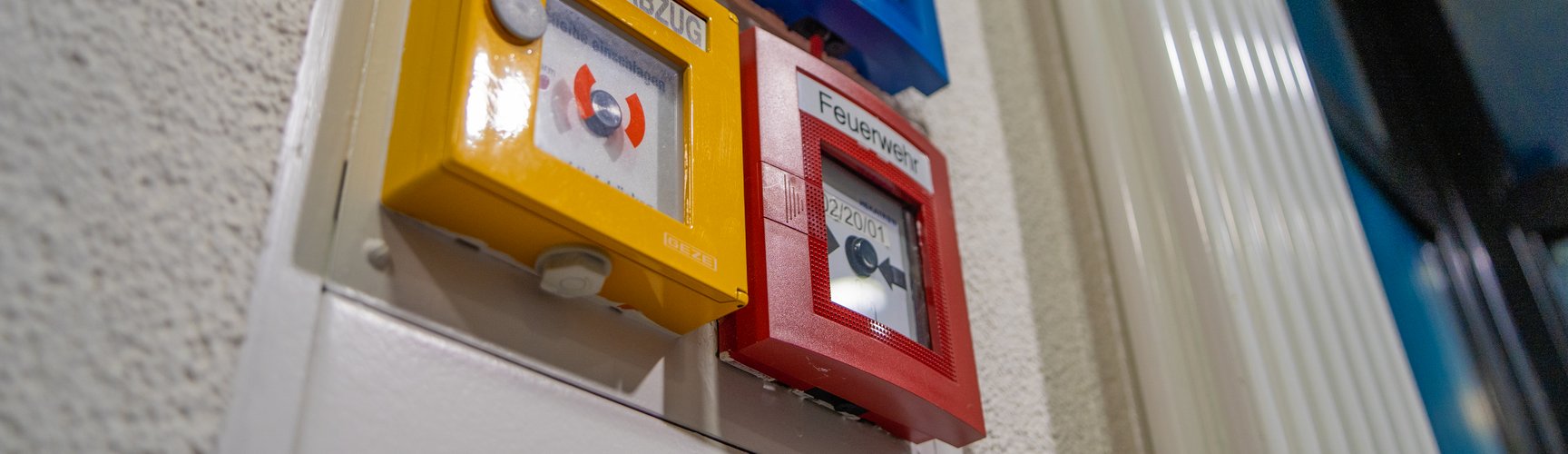 Blick auf Warnmelder im Treppenhaus zu Feuer, Rauchabzug und Amok