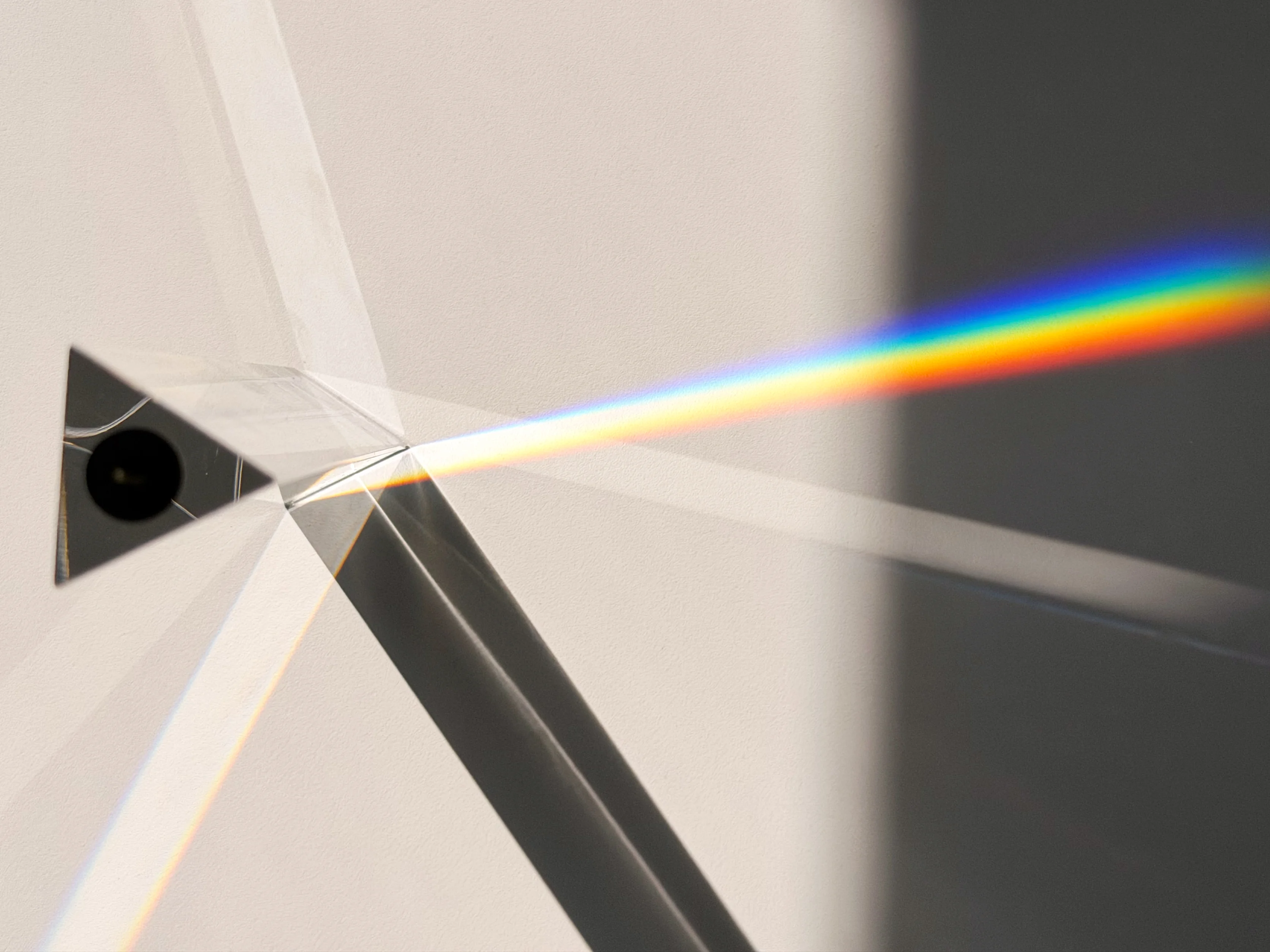 ein Prisma spiegelt das Sonnenlicht und zerlegt es in seine farblichen Einzelteile