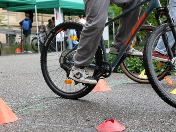 Fahrradfahrer auf einem Parcours auf der Straße