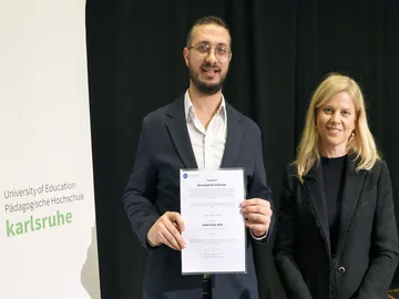 Verleihung DAAD-Preis 2024: Preisträger Ali Alhamwi und Dorothee Kohl-Dietrich, PHKA-Prorektorin Studium, Lehre und Internationales. Foto: Jörg Donecker/Pädagogische Hochschule Karlsruhe