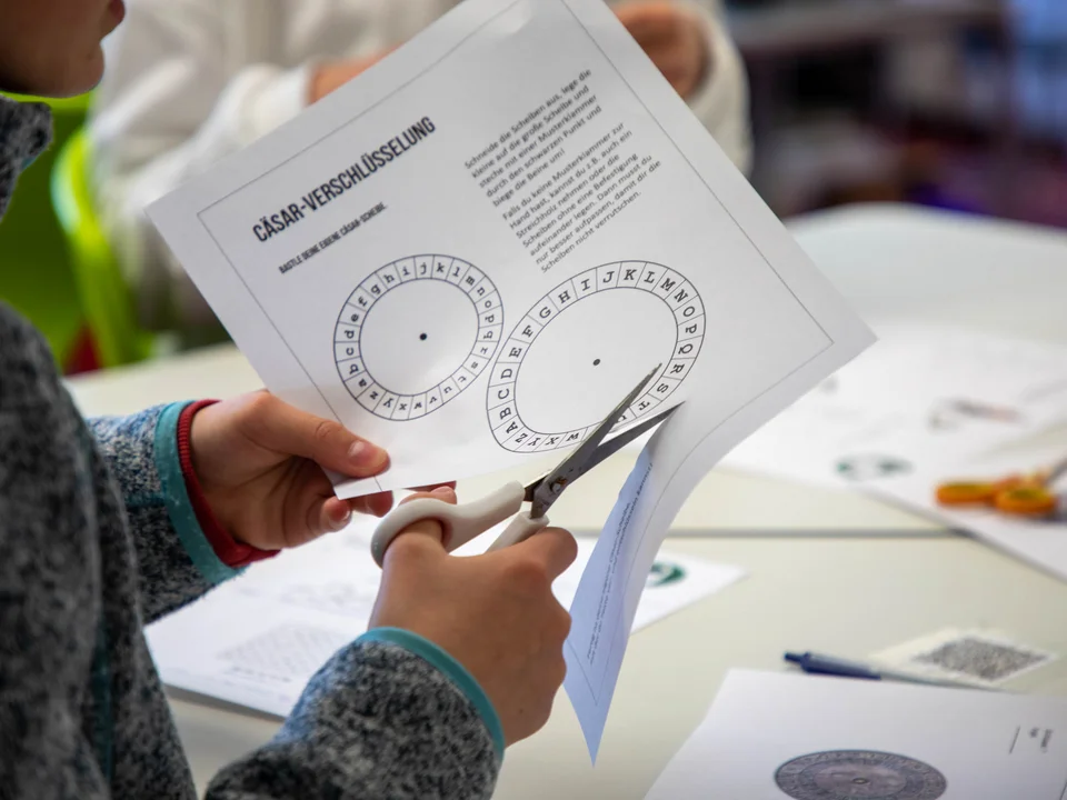 Ein Schüler bastelt eine Verschlüsselungshilfe