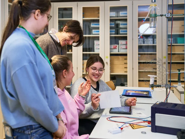 Im Lehr-Lern-Labor PHyLa: Klimadaten analysieren und Handlungsoptionen reflektieren. Foto: Björn Vilcens/PHyLa © Die kostenfreie Verwendung des Fotos ist ausschließlich für journalistische Zwecke in Verbindung mit der Pressemitteilung sowie unter Angabe der Quelle gestattet. 