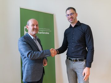 Prof. Dr. Kai Koch (r.) ist neuer PHKA-Prorektor für Studium und Lehre. Rektor Götz Schwab gratulierte zur Wahl. Foto: PHKA/Ludwig Hahl © Die kostenfreie Verwendung des Fotos ist ausschließlich für journalistische Zwecke in Verbindung mit der Pressemitteilung sowie unter Angabe der Quelle gestattet. 