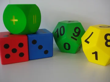 Spielwürfel aus Schaumstoff in verschiedenen Farben.