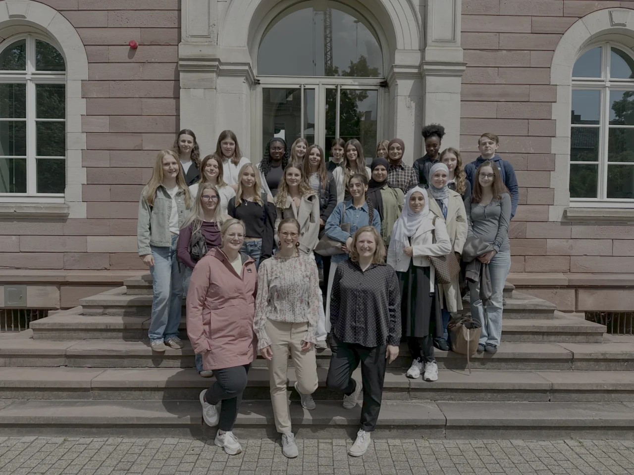Gruppenbild mit den Lehrenden der Eingangsklasse des Sozial- und Gesundheitswissenschaftlichen Gymnasiums an den Beruflichen Schulen Kehl