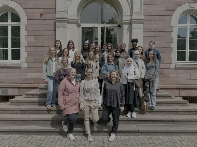 Gruppenbild mit den Lehrenden der Eingangsklasse des Sozial- und Gesundheitswissenschaftlichen Gymnasiums an den Beruflichen Schulen Kehl