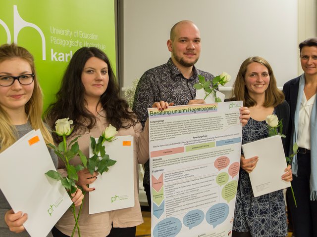 Preisträgerinnen und Preisträger des Poster-Wettbewerbs mit Prof. Dr. Annette Worth (r.). Foto: Pädagogische Hochschule Karlsruhe.