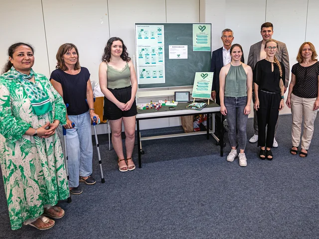 PHKA-Studierende entwickeln soziale Geschäftsideen für Karlsruhe. Das Siegerteam mit Bürgermeister Lenz (hinten links), Prof. Claudia Wiepcke (2. v.r.) und weiteren Jurymitgliedern. Foto: Joel Frank/PHKA