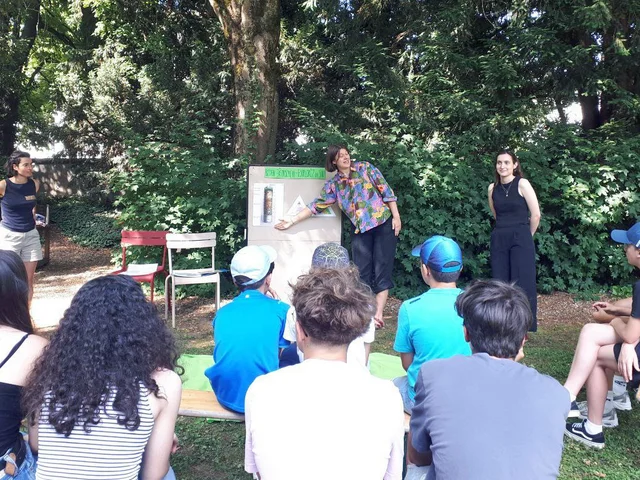 Boden erforschen: PHKA-Studentinnen führten Workshops für französische  Schüler:innen im Garten des Goethe-Instituts Nancy durch. Foto: Nicola Block © Die kostenfreie Verwendung des Fotos ist ausschließlich für journalistische Zwecke in Verbindung mit der Pressemitteilung sowie unter Angabe der Quelle gestattet. 
