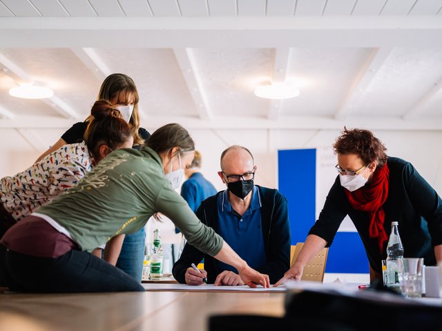 Teilnehmende des Bausteins „Nachhaltigkeit“ beim KuLO-Exkursionstag am 6. Mai in Karlsruhe. Foto: Florian Freundt