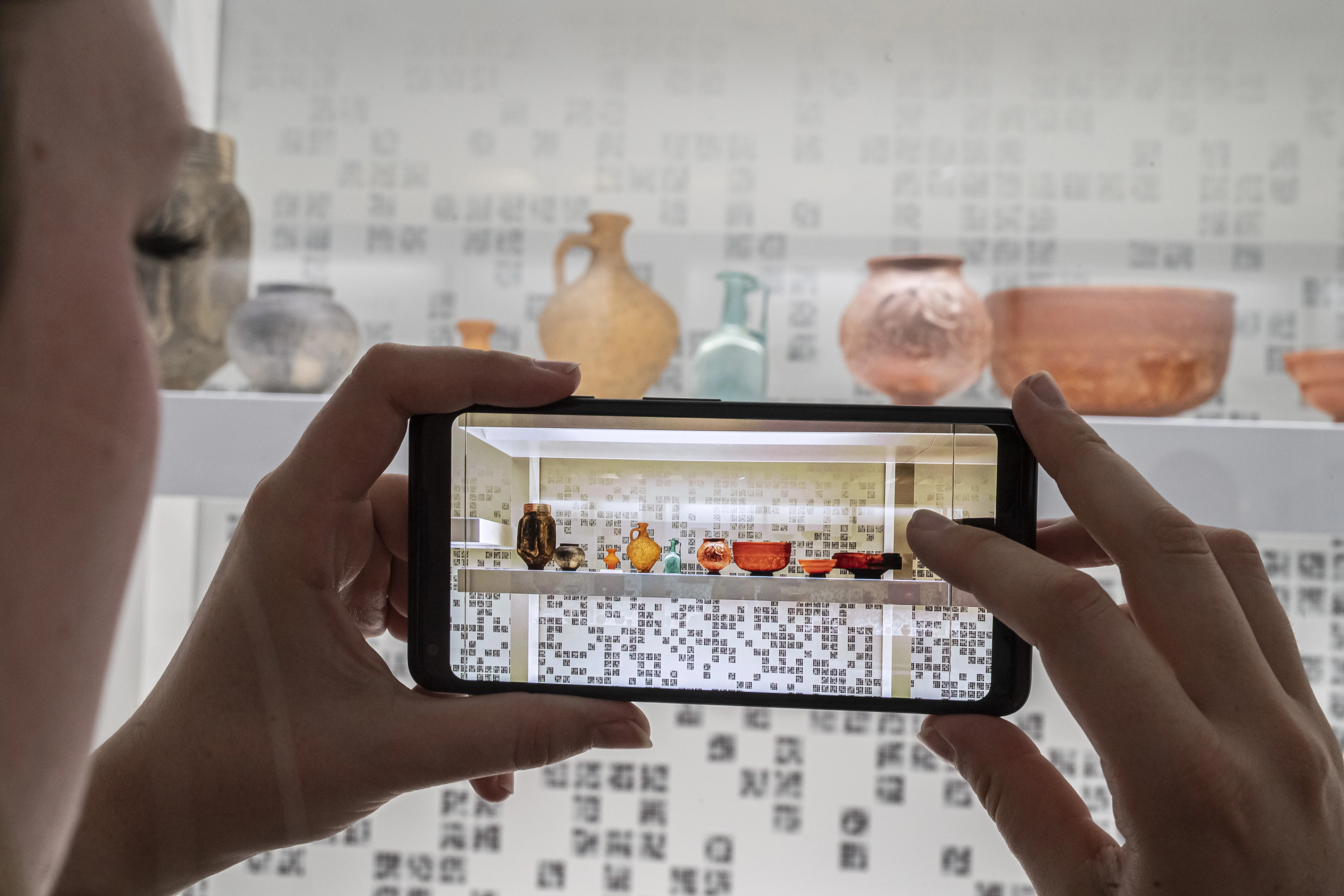 Kultur wird digitaler: Im Badischen Landesmuseum lässt sich die Sammlung „Archäologie in Baden" mit dem ExpoPhone erkunden. © Badisches Landesmuseum, Foto: ARTIS – Uli Deck 