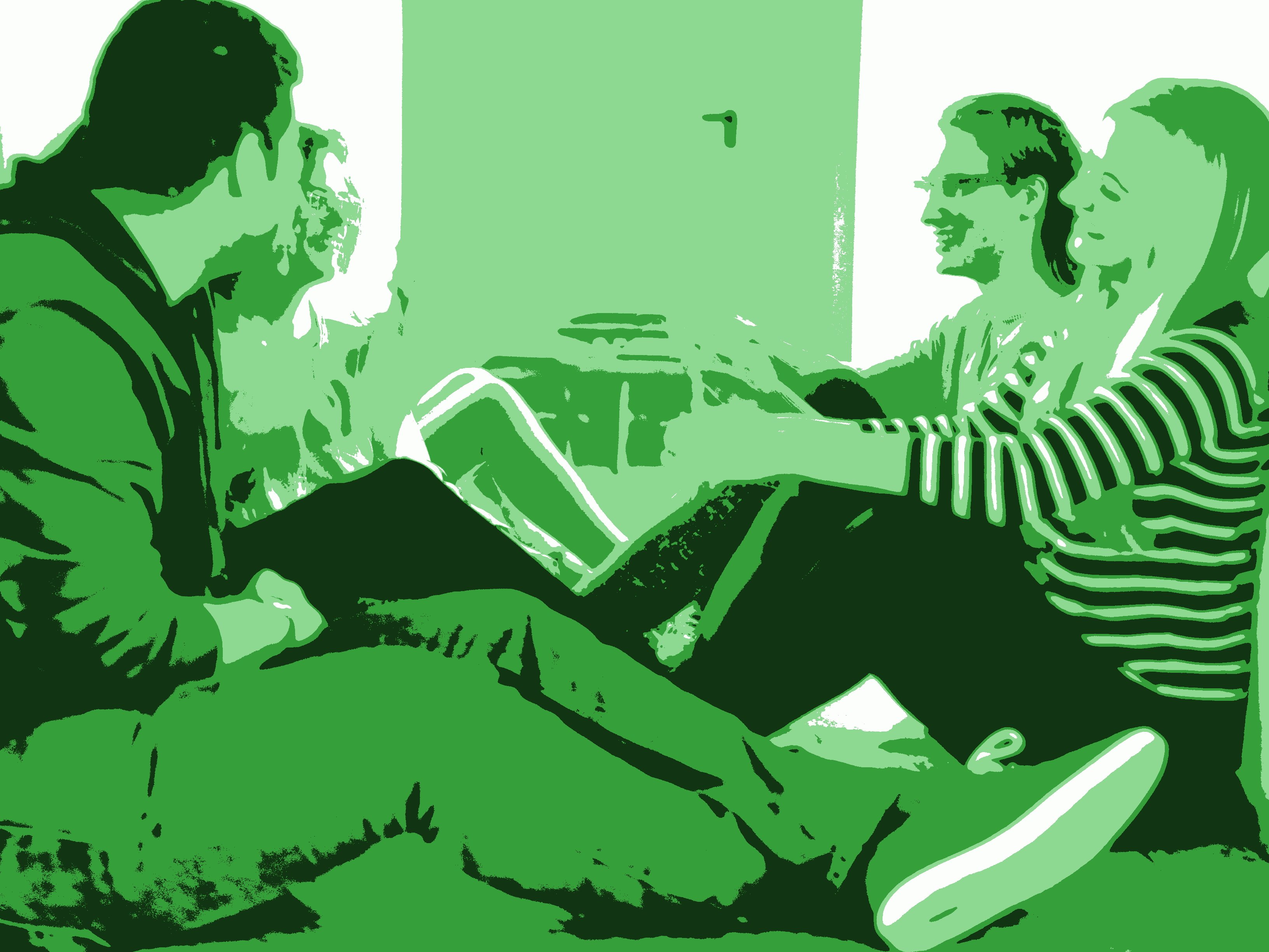 Stilisiertes Foto in Grüntönen von vier Studierenden, die auf dem Boden sitzen und sich unterhalten. 