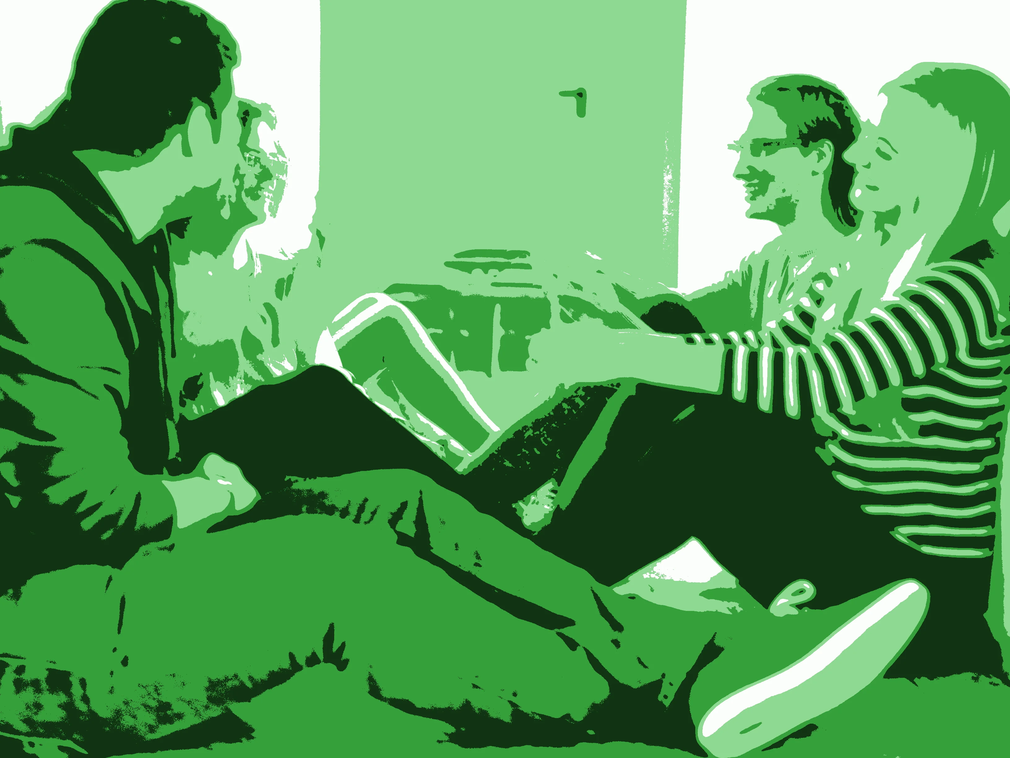 Stilisiertes Foto in Grüntönen von vier Studierenden, die auf dem Boden sitzen und sich unterhalten. 