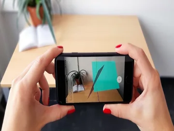 Mit der App malAR die Dreidimensionalität mathematischer Objekte in realer Umgebung erleben. Foto: PHKA/Institut für Mathematik © Die kostenfreie Verwendung des Fotos ist ausschließlich für journalistische Zwecke in Verbindung mit der Pressemitteilung sowie unter Angabe der Quelle gestattet. 