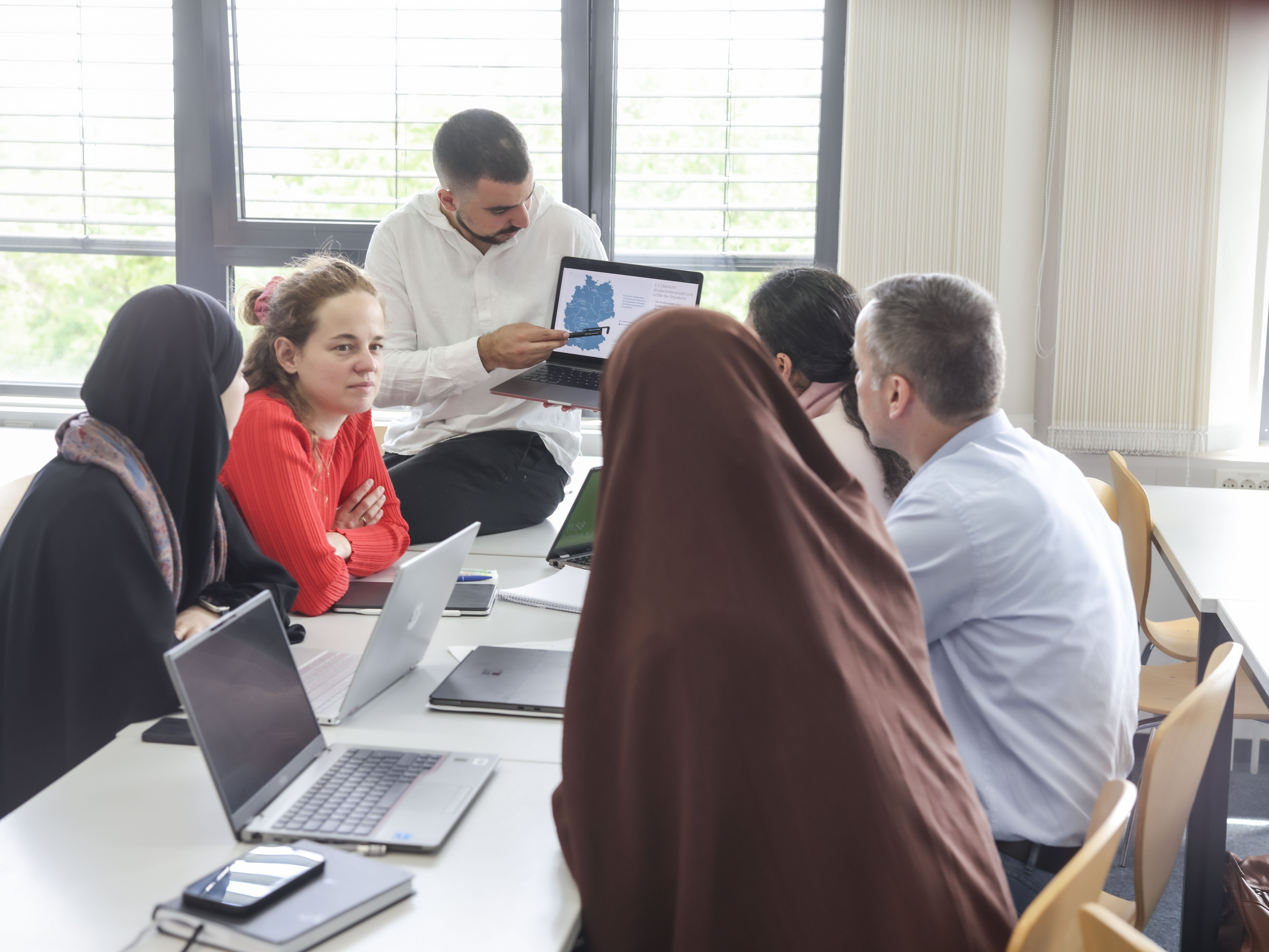 Workshopsituation in einem Seminarraum mit Lehrkräften und Studierenden der Islamischen Theologie und Religionspädagogik