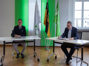 Zusammenarbeit mit argentinischer Universidad Nacional de Rafaela: Die beiden Rektoren, Prof. Dr. Rubén A. Ascúa (l.) und Prof. Dr. Klaus Peter Rippe (PHKA), unterzeichnen den Kooperationsvertrag. Foto: Lea Schmitt/Pädagogische Hochschule Karlsruhe