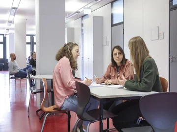 Sich berufsbegleitend weiterbilden: Die Pädagogische Hochschule Karlsruhe bietet zahlreiche Zertifikate und Masterstudiengänge im Bereich Bildung an. Foto: Andrea Fabry/PHKA