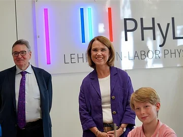 Die Ministerin und der Rektor der PHKA gemeinsam im LLL.