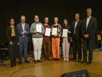 Beste Abschlussarbeiten: PHKA-Preisträger:innen mit Kulturbürgermeister Käuflein (2.v.l.), PHKA-Prorektorin Anskeit (l.), Volker Schwab von der KHG (r.) und Prof. Weihs, Institut für Katholische Theologie. Foto: Gustavo Alàbiso/PHKA © Die kostenfreie Verwendung des Fotos ist ausschließlich für journalistische Zwecke in Verbindung mit der Pressemitteilung sowie unter Angabe der Quelle gestattet. 