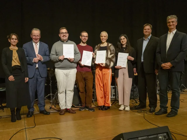 Beste Abschlussarbeiten: PHKA-Preisträger:innen mit Kulturbürgermeister Käuflein (2.v.l.), PHKA-Prorektorin Anskeit (l.), Volker Schwab von der KHG (r.) und Prof. Weihs, Institut für Katholische Theologie. Foto: Gustavo Alàbiso/PHKA © Die kostenfreie Verwendung des Fotos ist ausschließlich für journalistische Zwecke in Verbindung mit der Pressemitteilung sowie unter Angabe der Quelle gestattet. 
