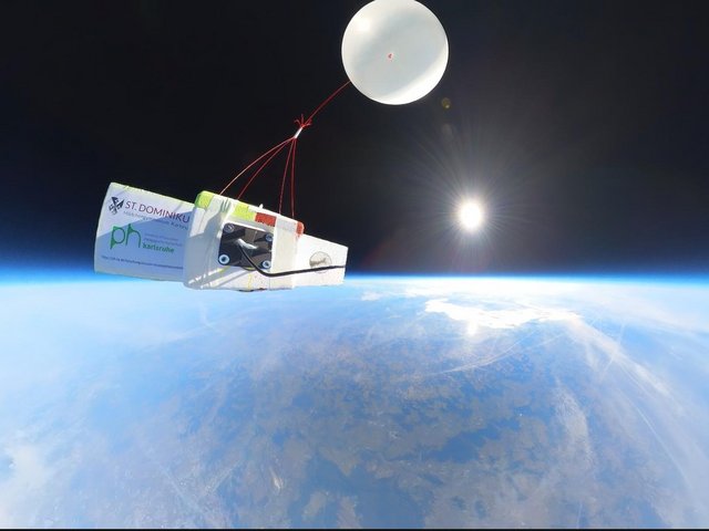 Stratosphärenballon - Physik am Rand zum Weltall: Die Forschungssonde in der Stratosphäre. Foto: PHKA