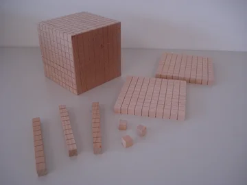 Mehrsystemblöcke aus Holz.