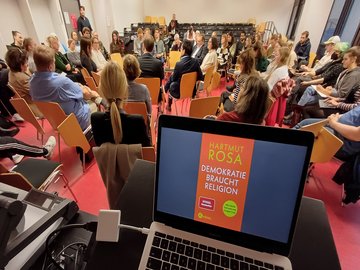 Im Gespräch: Studierende, Lehrende und Mitarbeitende der PHKA diskutierten über Hartmut Rosas Buch „Demokratie braucht Religion“. Foto: PHKA