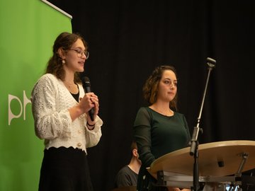 Absolvent:innenfeier am 15. November 2022 im Bürgerzentrum Südwerk: Festrede der Absolventinnen. Foto: Lea Schmitt/PHKA