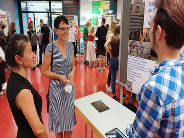 Prof. Dr. Sabine Liebig (2.v.l.) und Studierende beim Gallery-Walk am 30.6.2022 an der PHKA. Foto: PHKA