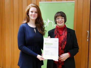Deutschlandstipendiatin Jacqueline Geng (l.) und Gisela von Renteln (Sparkasse Karlsruhe). Foto: Stefanie Krämer/Pädagogische Hochschule Karlsruhe