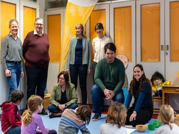 In der MachmitWerkstatt: Landtagsabgeordneter Alexander Salomon (2.v.r.), MiniMa-Gründerin Prof. Dr. Christiane Benz (4.v.r.), PHKA-Rektor Klaus Peter Rippe und Mitarbeiterinnen des PHKA-Instituts für Mathematik mit Kindern der Evangelischen Kindertageseinrichtung „Mutter Jolberg“. Foto: Hahl/PHKA