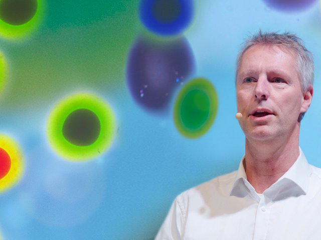 Bubble Tea-Bällchen: Prof. Dr. Matthias Ducci setzt in den Alginat-Kugeln chemische Reaktion spektakulär in Szene. Foto: Chemie.BW