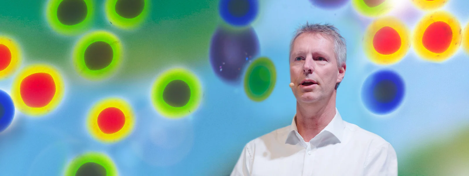 Bubble Tea-Bällchen: Prof. Dr. Matthias Ducci setzt in den Alginat-Kugeln chemische Reaktion spektakulär in Szene. Foto: Chemie.BW