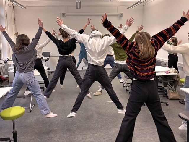 Weniger Sitzen, besser Lernen: Bewegungsaktivierender Seminarraum der PHKA. Foto: PHKA-Institut f. Bewegungserziehung und Sport