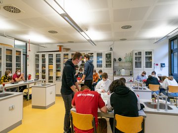 Im Lehr-Lern-Labor Physik an der PHKA. Foto: Roxane Fijean/PHKA