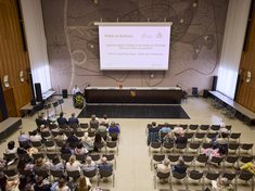 Der Bürgersaal im Rathaus am Marktplatz von oben bei den Begrüßungsworten von Rektor Rippe bei PHKA im Rathaus.