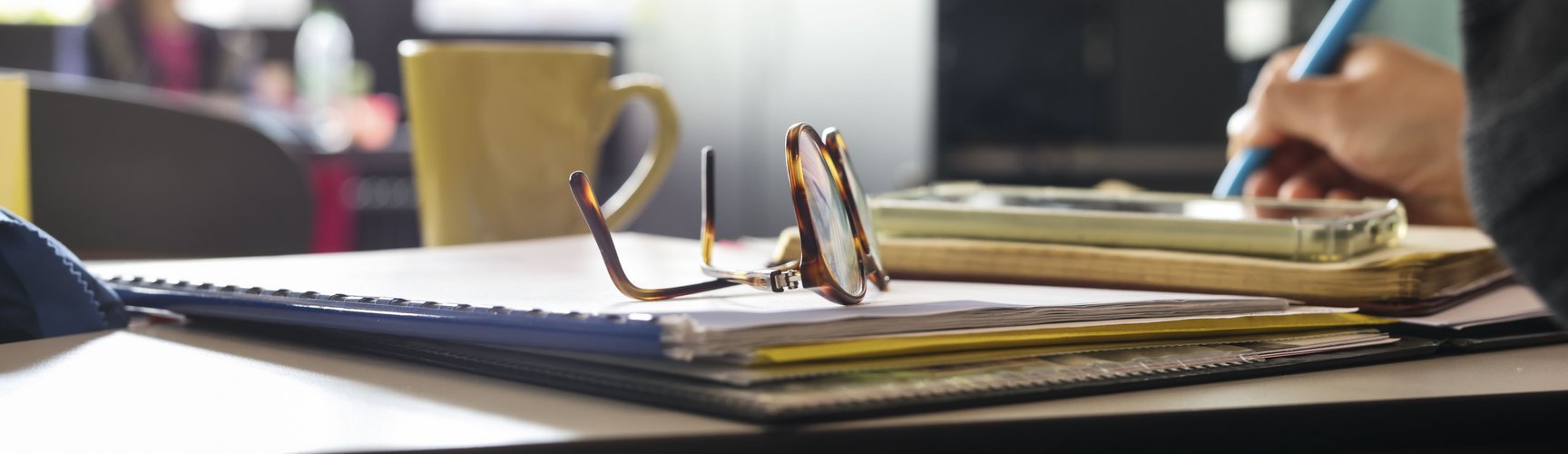 Eine Nahaufnahme eines Tisches eines Lehrsaals