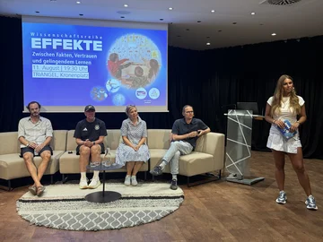 Teilnehmende der EFFEKTE-Reihe am 11. August 2026: Dr. Tobias Meier, Frank Stockmann, Dr. Nicole Bachor-Pfeff, Christoph Schneider und Moderatorin Kim Lara Sandmann vor der Leinwand mit dem EFFEKTE-Banner des Abends