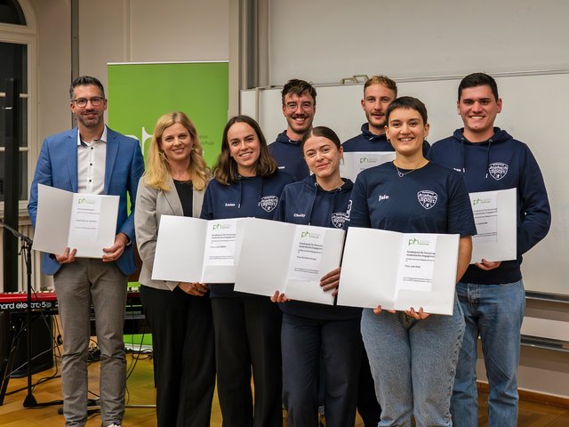 PHKA-Preisträger:innen: Kai Koch (l.) sowie Mitglieder des Awareness-Teams mit Prorektorin Dorothee Kohl-Dietrich (M.) Foto: Hahl/PHKA
