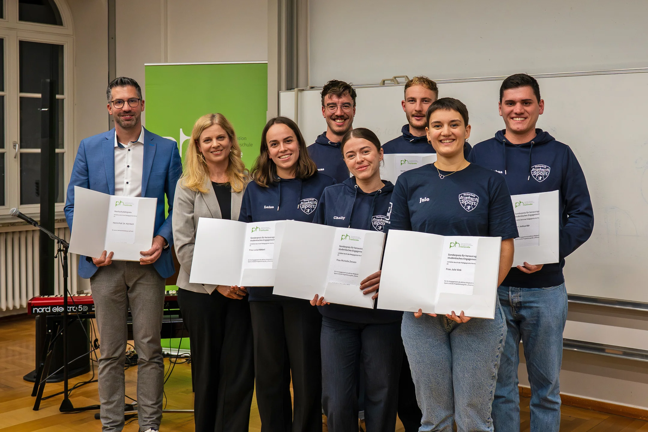 PHKA-Preisträger:innen: Kai Koch (l.) sowie Mitglieder des Awareness-Teams mit Prorektorin Dorothee Kohl-Dietrich (M.) Foto: Hahl/PHKA © Die kostenfreie Verwendung des Fotos ist ausschließlich für journalistische Zwecke in Verbindung mit der Pressemitteilung sowie unter Angabe der Quelle gestattet. 