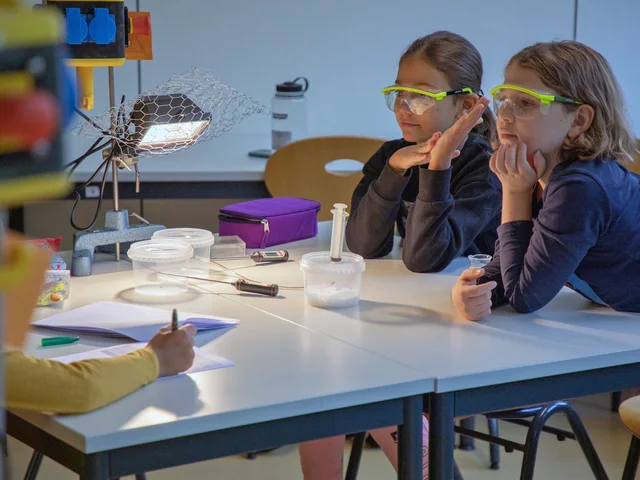 Forschen, entdecken, experimentieren: Schüler:innen im Lehr-Lern-Labor Physik der Pädagogischen Hochschule Karlsruhe. Foto: PHKA/Lea Schmitt