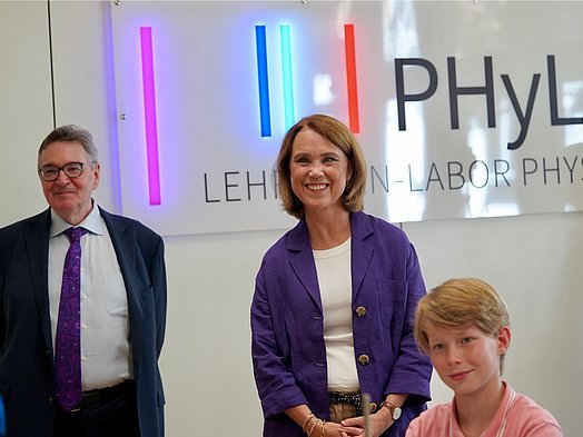 Die Ministerin und der Rektor der PHKA gemeinsam im LLL.