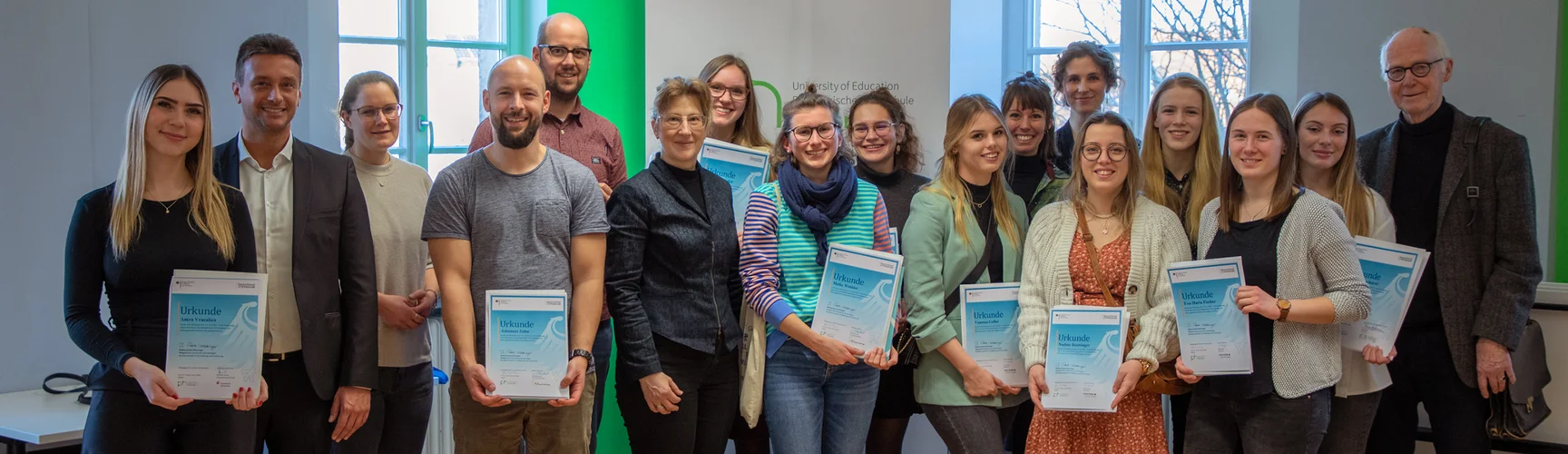 Eine Gruppe Stipendiat:innen steht im Senatssaal der Hochschule