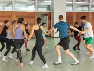 Studierende in der Sporthalle bei praktischen Übungen