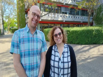 Nimrod Tal (l.) und Miri Yochanna vom Kibbutzim College im Mai 2022 an der Pädagogischen Hochschule Karlsruhe. Foto: PHKA