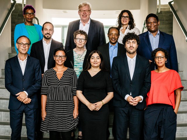 Expert:innenrat Antirassismus mit Staatsministerin Reem Alabali-Radovan (1. Reihe Mitte) und PHKA-Professorin Mechtild Gomolla (2. Reihe, 2.v.l.) im Bundeskanzleramt. Foto: Integrationsbeauftragte / Coddou 