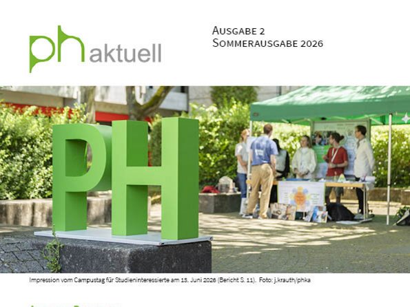 Ein Riesen PH Logo auf dem Campus, im Hintergrund ein Informationsstand vom Campustag.