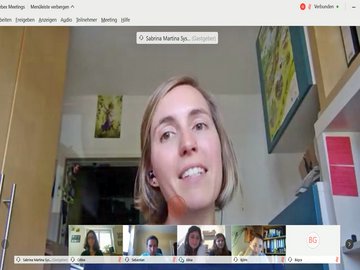 Digitales Lehr-Lern-Labor: Chemie-Doktorandin Sabrina Syskowski im Austausch mit Studierenden. Foto: Pädagogische Hochschule Karlsruhe